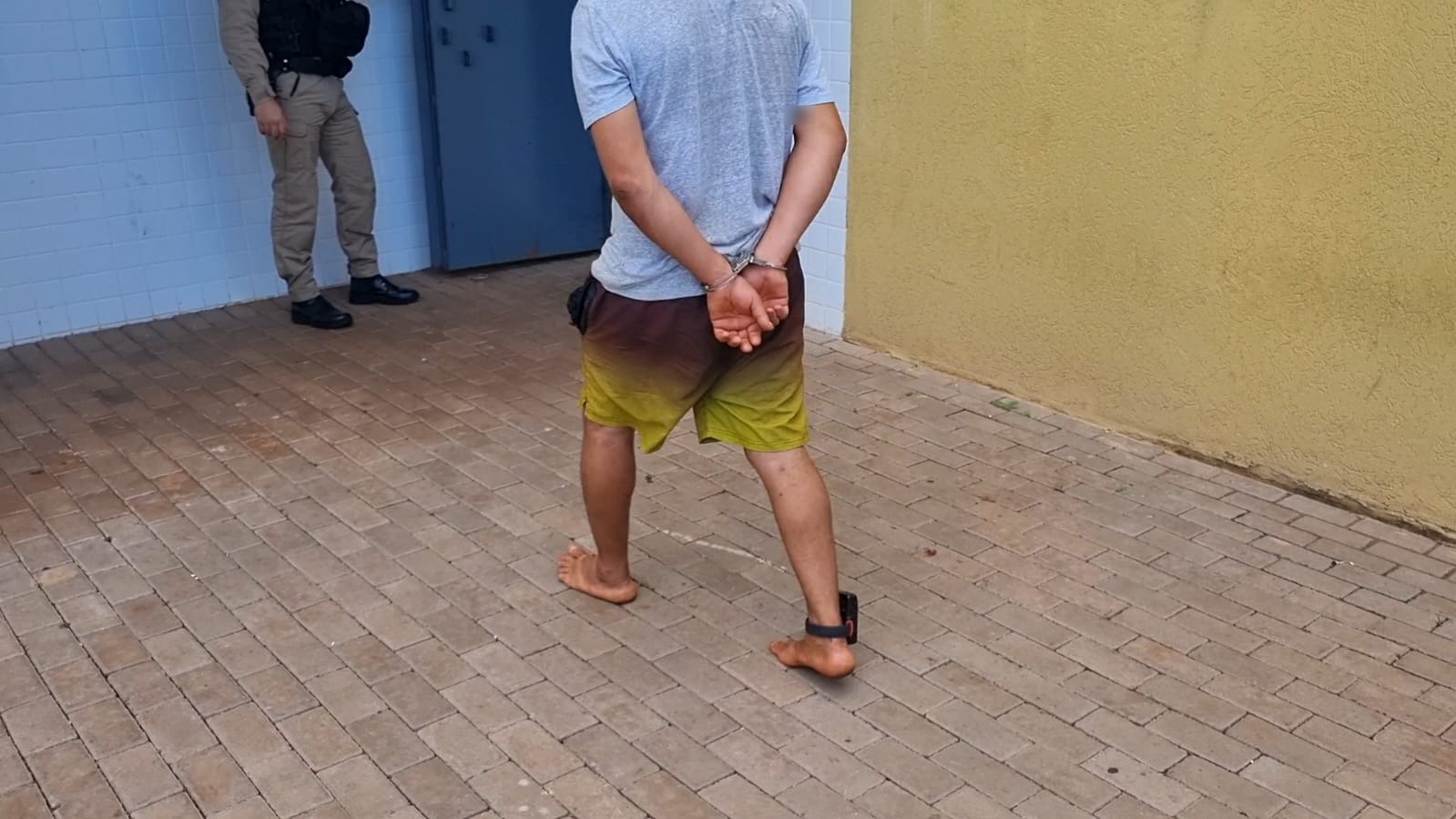 Monitorado por tornozeleira eletrônica, homem é preso após ameaçar a própria mãe Monitorado por tornozeleira eletrônica, homem é preso após ameaçar a própria mãe