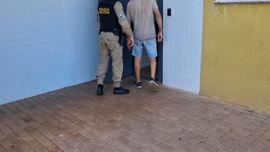 Homem que foi atropelado pelo irmão é levado à delegacia, após alta da UPA