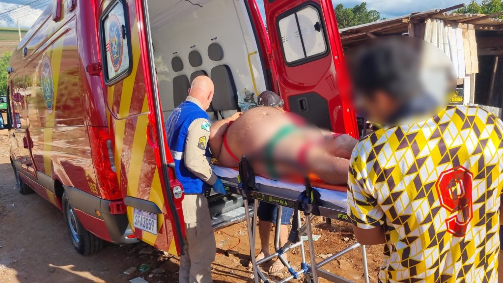 Idoso é socorrido pelo Siate após desmaiar e bater a cabeça em casa no Jardim Veneza