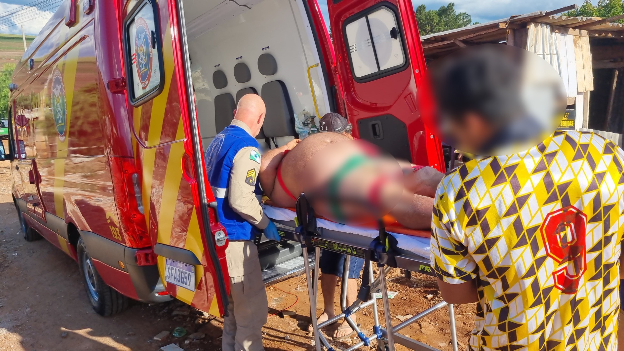 Idoso é socorrido pelo Siate após desmaiar e bater a cabeça em casa no Jardim Veneza