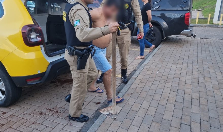 Homem corre atrás da mulher com enxada, mas acaba preso pela PM