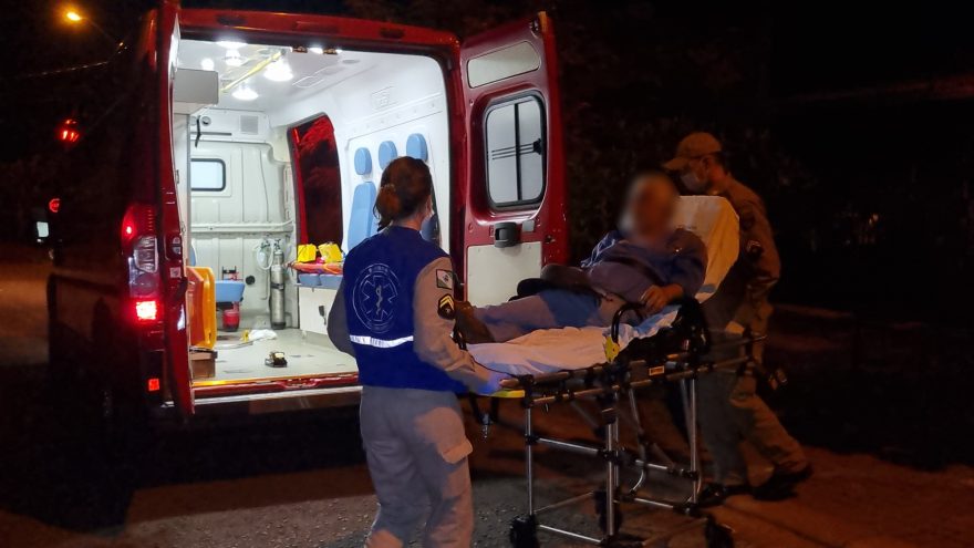 Idoso de 74 anos fica ferido ao sofrer queda no Bairro Santa Felicidade