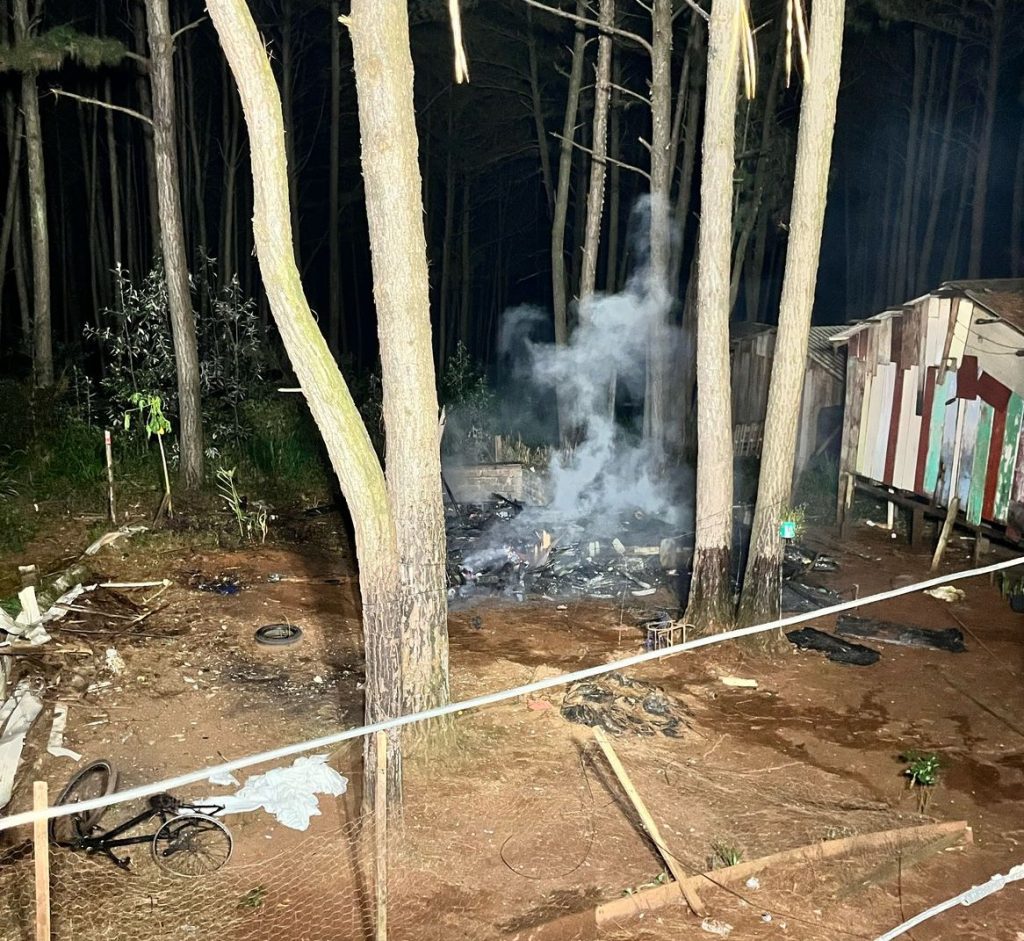 Incêndio destrói casa de madeira em Francisco Beltrão