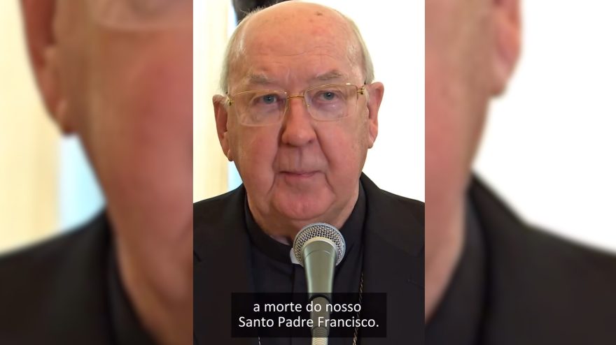 Carmelengo anuncia a morte do Papa Francisco e assume administração da Igreja Católica