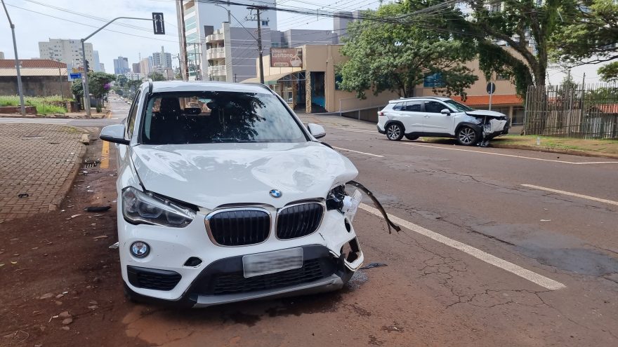 BMW X1 e Corolla Cross colidem em cruzamento sinalizado por semáforo no Centro de Cascavel