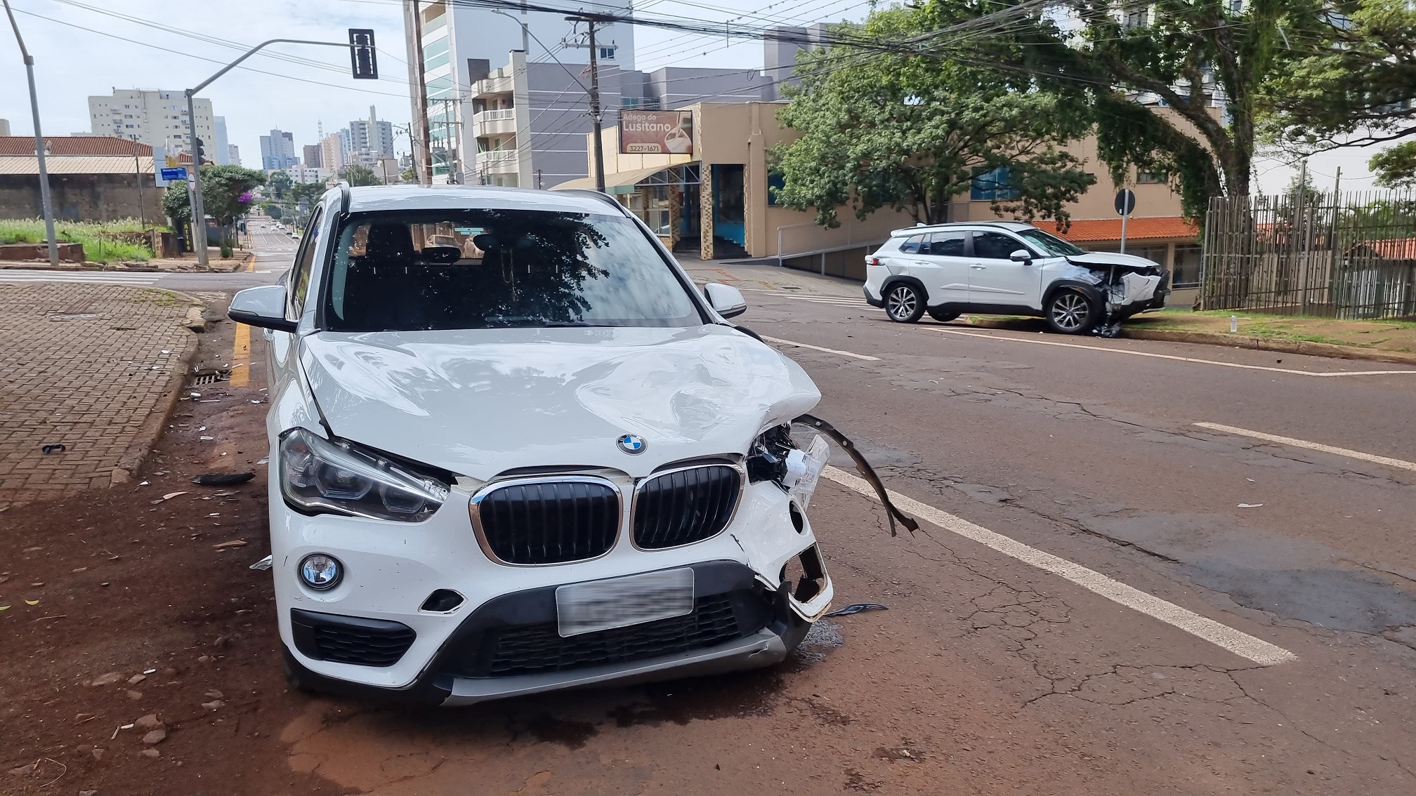 BMW X1 e Corolla Cross colidem em cruzamento sinalizado por semáforo no Centro de Cascavel