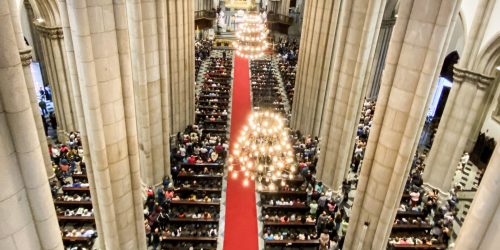 Fiéis lotam Catedral da Sé em missa para homenagear papa Francisco Imagem referente a Fiéis lotam Catedral da Sé em missa para homenagear papa Francisco