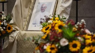 Vaticano confirma morte do papa por AVC e colapso cardiovascular