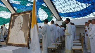 Brasilienses homenageiam papa Francisco nos 65 anos da capital