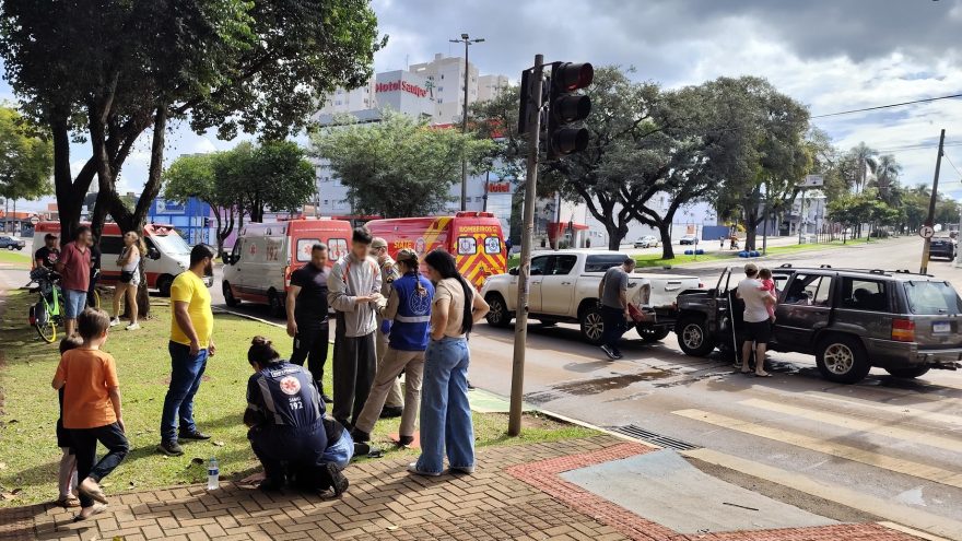 Acidente com múltiplas vítimas mobiliza grande aparato de socorro na Avenida Brasil