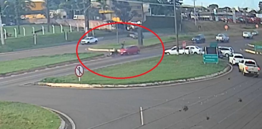 Câmera flagra motociclista sendo arremessado em acidente no Trevo da Portal