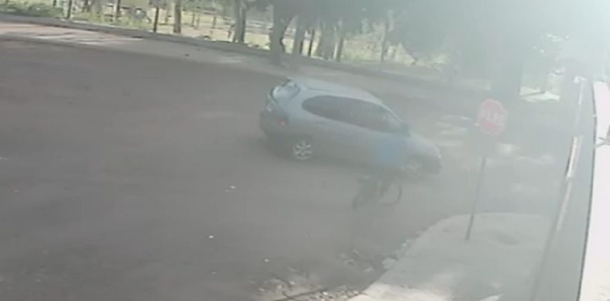 Câmera flagra acidente que deixou ciclista ferido no Santa Felicidade