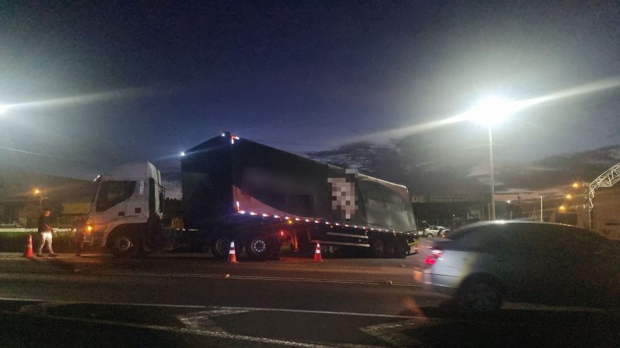 Carreta cai na canaleta ao sair do Núcleo Industrial na BR-369 em Cascavel