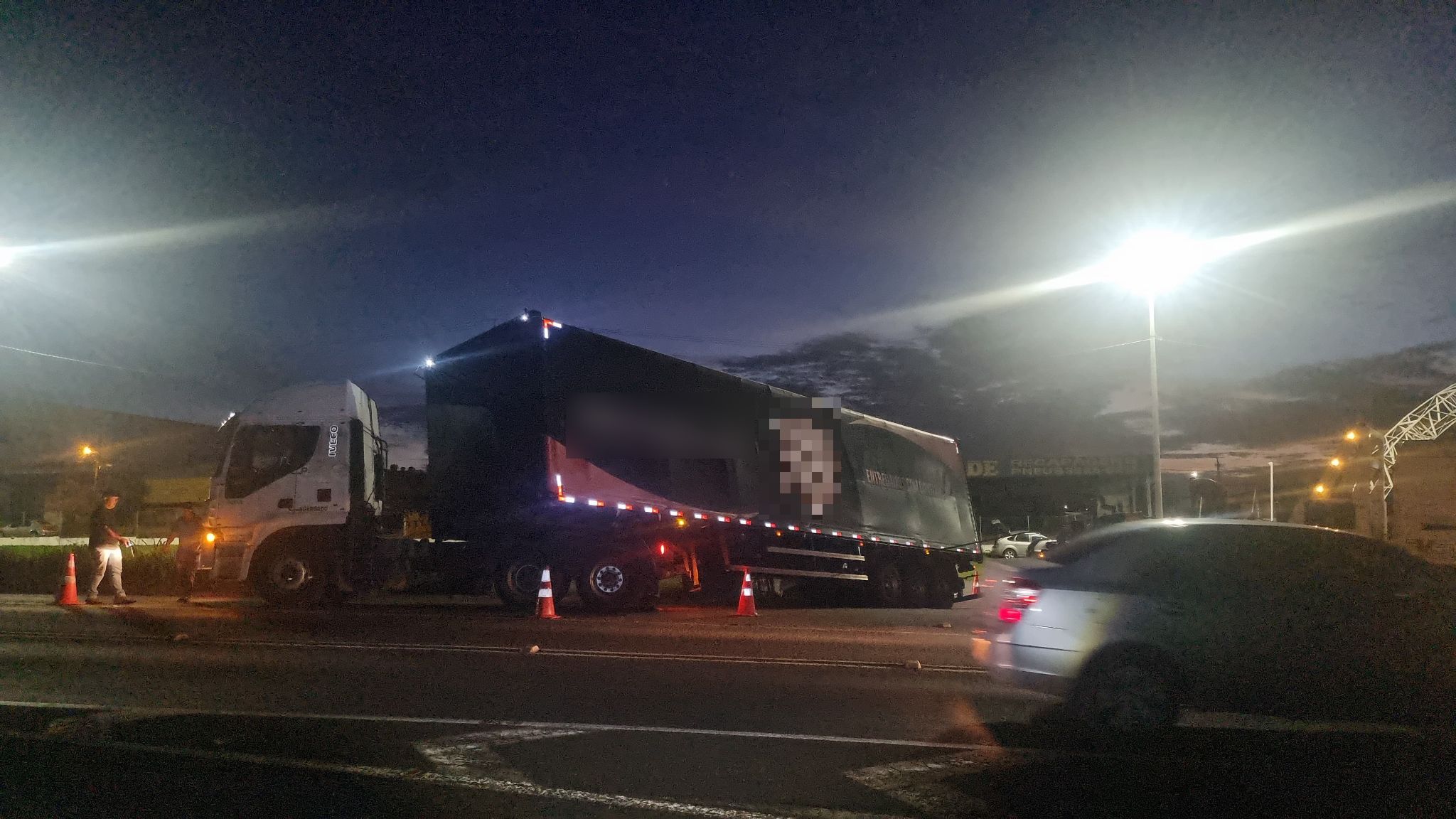 Carreta cai na canaleta ao sair do Núcleo Industrial na BR-369 em Cascavel