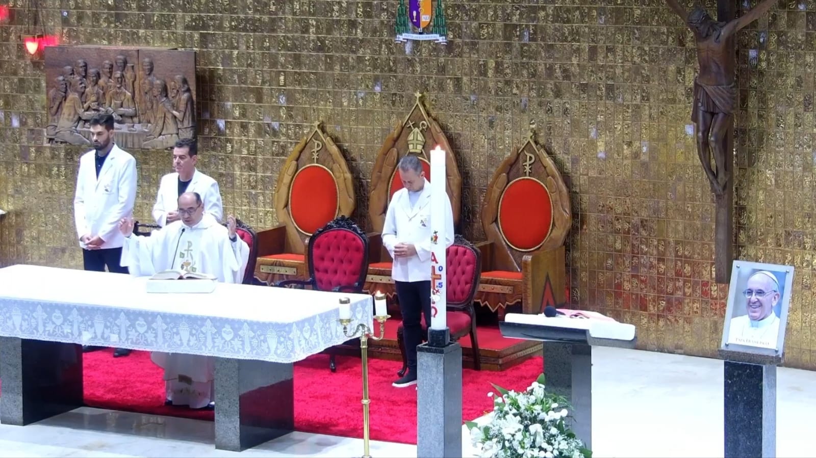 Missa de sufrágio em memória do Papa Francisco é celebrada na Catedral de Cascavel