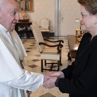 Imagem referente a Dilma Rousseff destaca pontificado humanista e corajoso de Francisco
