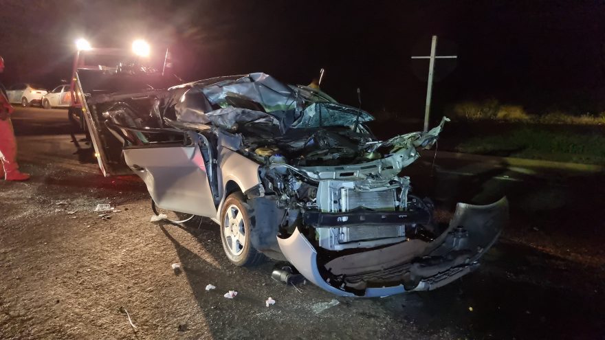 Carro entra embaixo de caminhão e mulher é desencarcerada pelo Corpo de Bombeiros na BR-277
