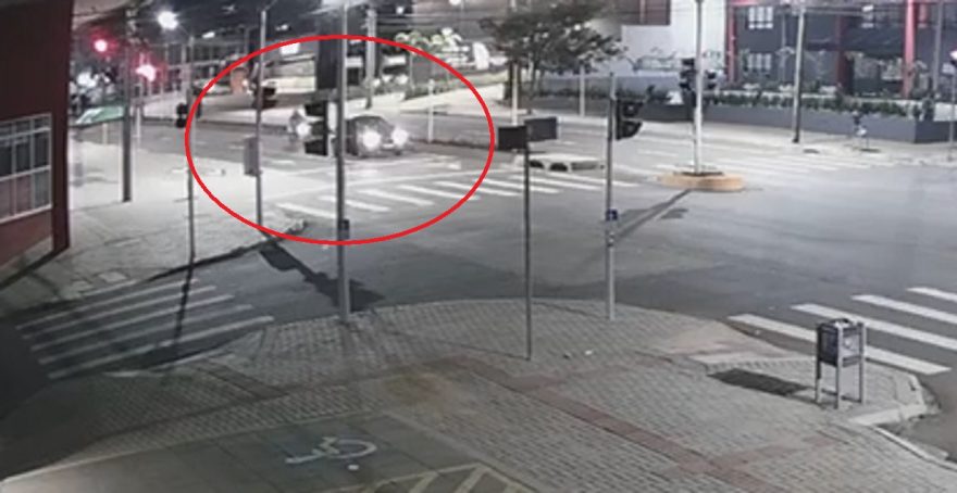 Câmera registra colisão traseira que deixou motociclista gravemente ferido na Avenida Carlos Gomes