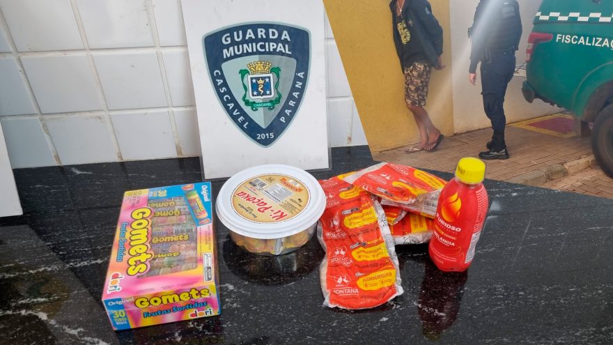 Homem é flagrado furtando produtos em estabelecimento na Avenida Brasil