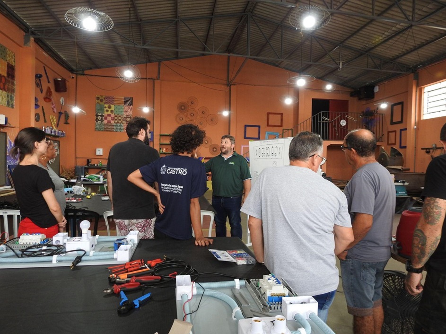 Curso gratuito em Cascavel capacita profissionais para iluminação cênica