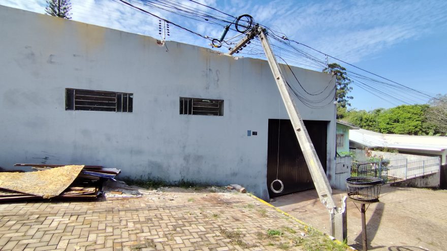 Caminhão enrosca em fios e poste cai em empresa no Jardim Nova York
