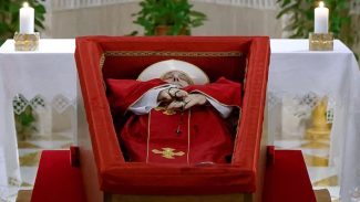 Papa Francisco: velório aberto começa amanhã, funeral será no sábado