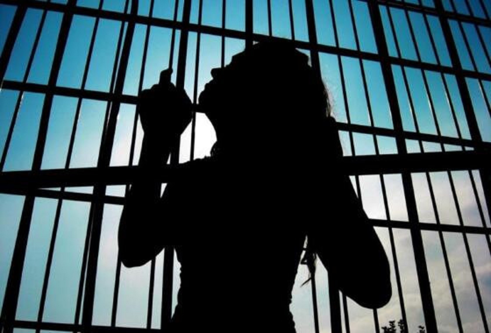 Polícia liberta mulher de 21 anos mantida em cativeiro e usada para atrair clientes sexuais
