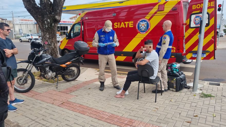 Colisão entre moto e Clio deixa motociclista ferido em Cascavel