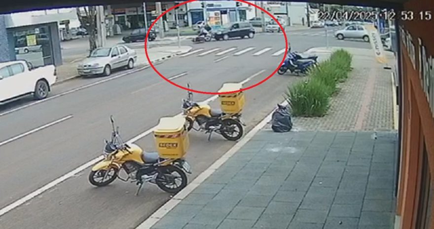 Câmera flagra acidente entre Clio e moto