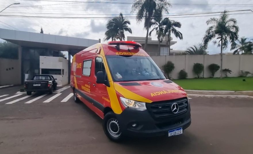 Homem sofre acidente durante reforma de casa em condomínio na Rua Tom Jobim