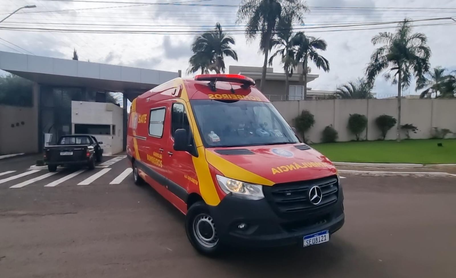 Homem sofre acidente durante reforma de casa em condomínio na Rua Tom Jobim