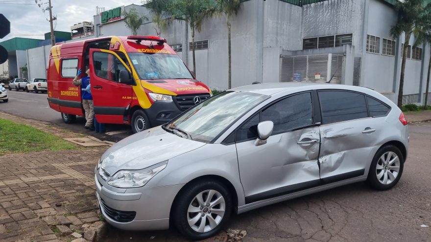 Deslocando para o hospital, mulher se envolve em acidente e fica ferida