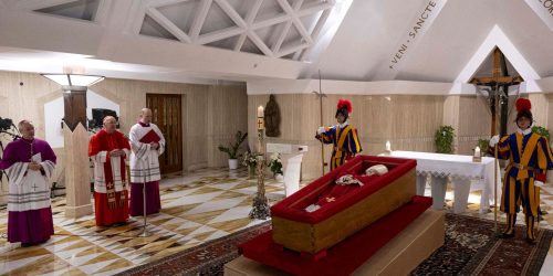 Alcolumbre, Motta e Barroso devem acompanhar Lula no velório do papa Imagem referente a Alcolumbre, Motta e Barroso devem acompanhar Lula no velório do papa