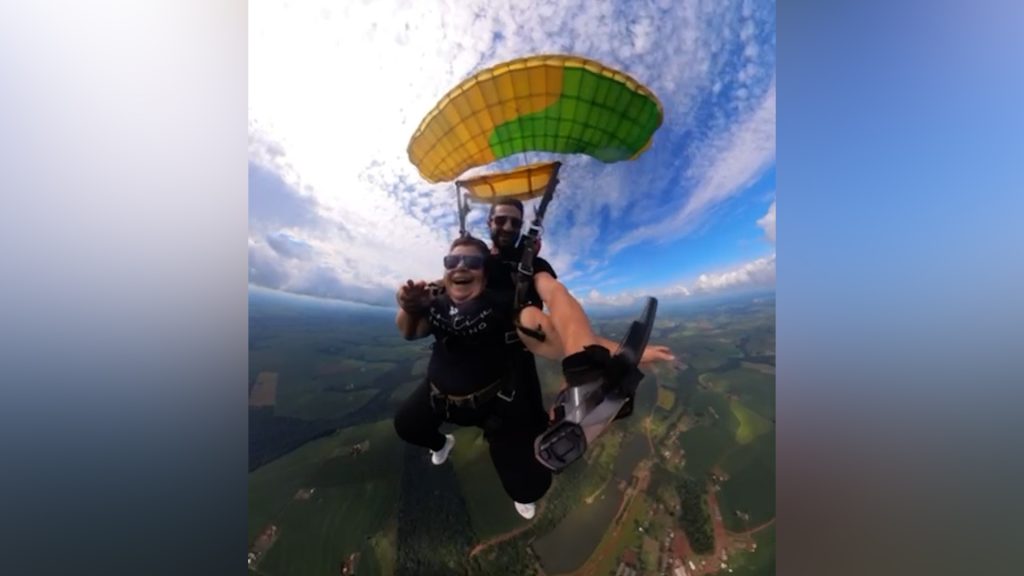 Coragem no alto: aos 75 anos, mulher realiza sonho de saltar de paraquedas