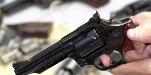 Comissão da Câmara aprova porte de arma para oficiais de justiça Imagem referente a Comissão da Câmara aprova porte de arma para oficiais de justiça