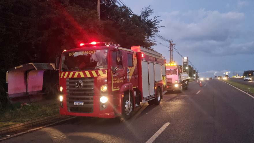 Corpo de Bombeiros combate incêndio ambiental às margens da BR-277