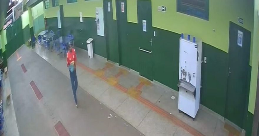 Ladrão cagão: homem invade, comete furto e defeca no interior de escola