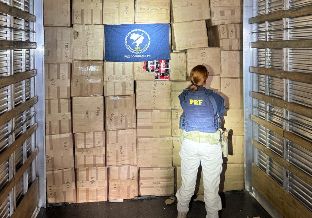 PRF apreende caminhão com 3 mil celulares irregulares na BR-277