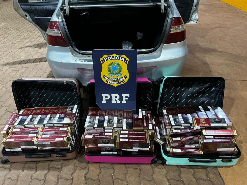 PRF apreende carga de cigarros contrabandeados em veículo de aplicativo na BR-277