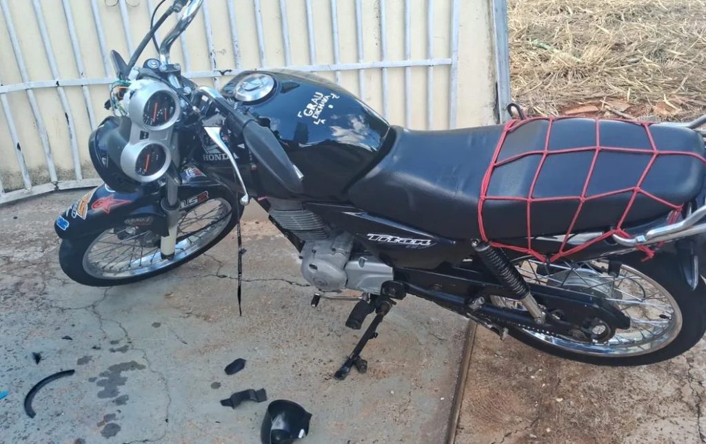 Motociclista flagrado empinando moto atinge portão durante fuga da GCM