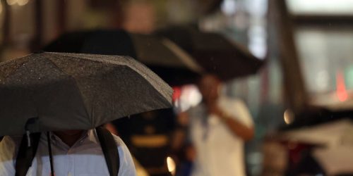 Água da chuva pode estar contaminada por agrotóxico, diz estudo Imagem referente a Água da chuva pode estar contaminada por agrotóxico, diz estudo