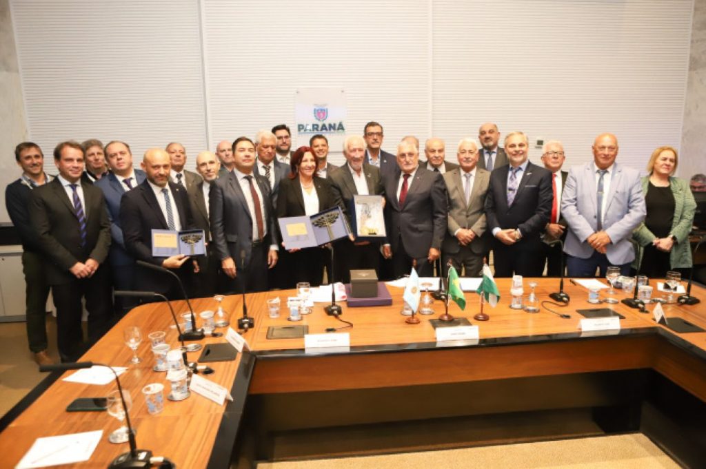 Piana apresenta avanços econômicos do Paraná a autoridades argentinas Piana apresenta avanços econômicos do Paraná a autoridades argentinas