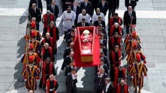 Ao Vivo: Acompanhe em tempo real o velório do Papa Francisco