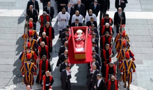Ao Vivo: Acompanhe em tempo real o velório do Papa Francisco Imagem referente a Ao Vivo: Acompanhe em tempo real o velório do Papa Francisco
