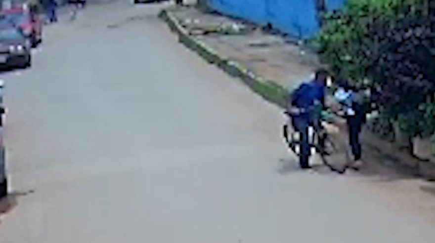 Ciclista passa a mão nas partes íntimas de criança de 11 anos