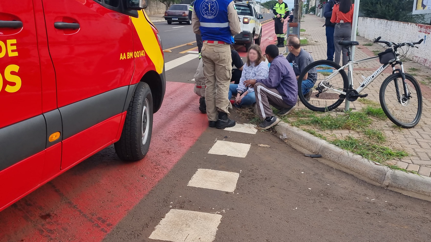 Ciclista fica ferida após se envolver em acidente com Corsa no bairro Maria Luiza