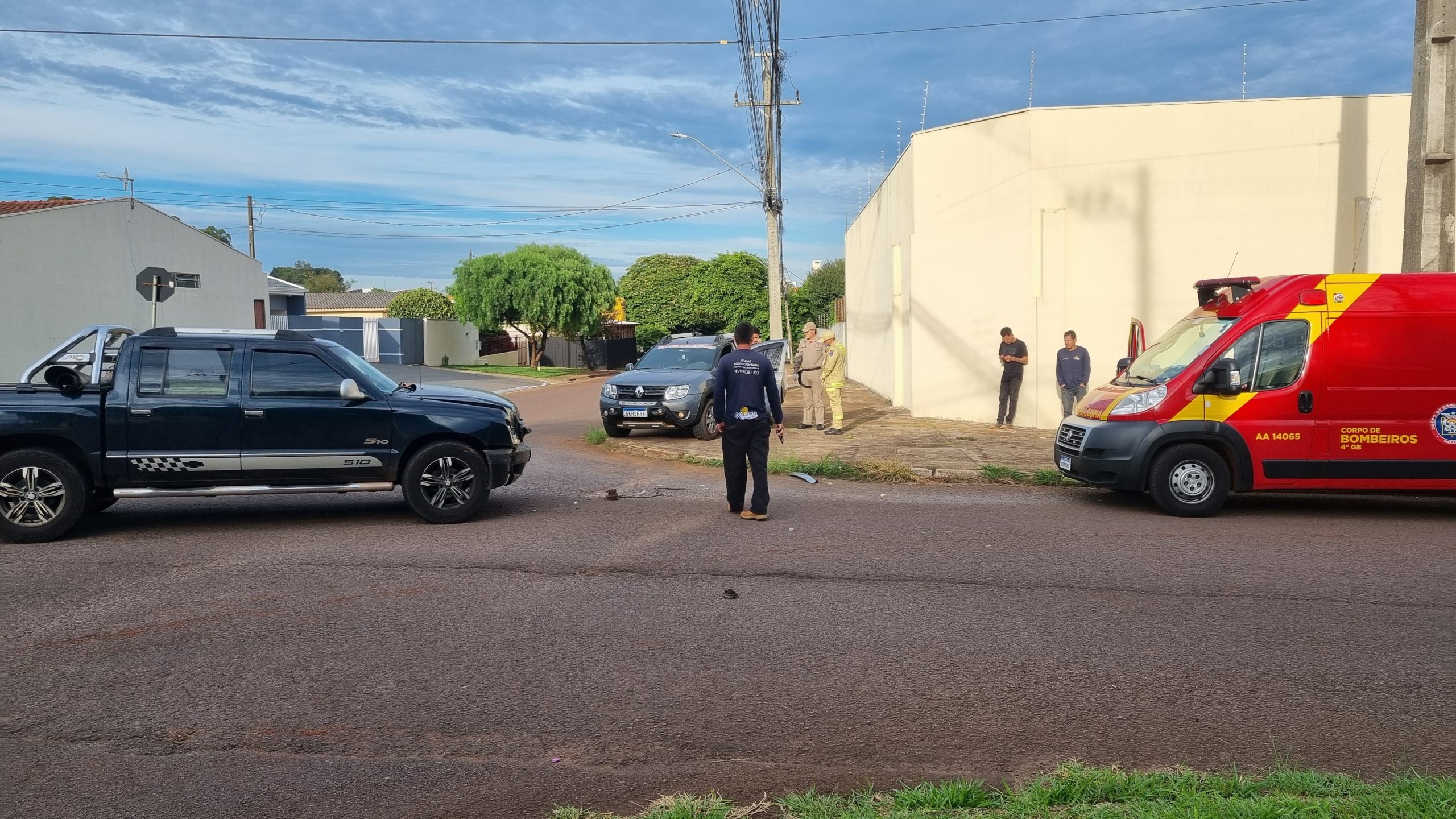 Forte colisão entre Renault Oroch e Chevrolet S10 mobiliza Corpo de Bombeiros