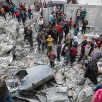 Imagem referente a Ataques aéreos israelenses matam 10 em escola com desabrigados
