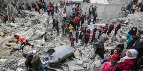 Ataques aéreos israelenses matam 10 em escola com desabrigados Imagem referente a Ataques aéreos israelenses matam 10 em escola com desabrigados