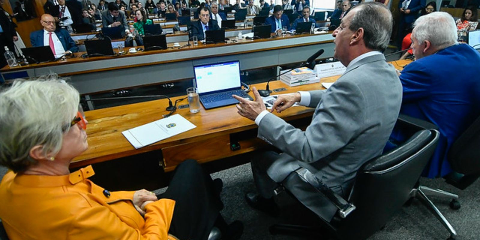 PEC do fim da reeleição para chefes do Executivo avança no Senado